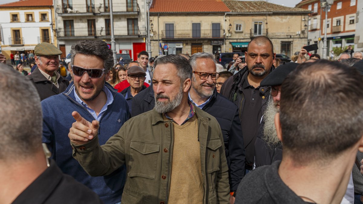 El líder de Vox, Santiago Abascal, y el candidato a la Presidencia de la Junta, Carlos Pollán, participan en un acto preelectoral en El Espinar (Segovia)
