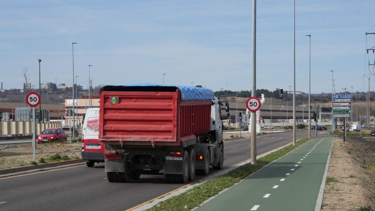 Tramo prácticamente acondicionado de la VA-20 junto a la glorieta Bibendum.