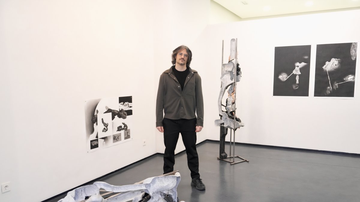 Carlos Martín junto a varios de sus trabajos en la Galería Javier Silva.