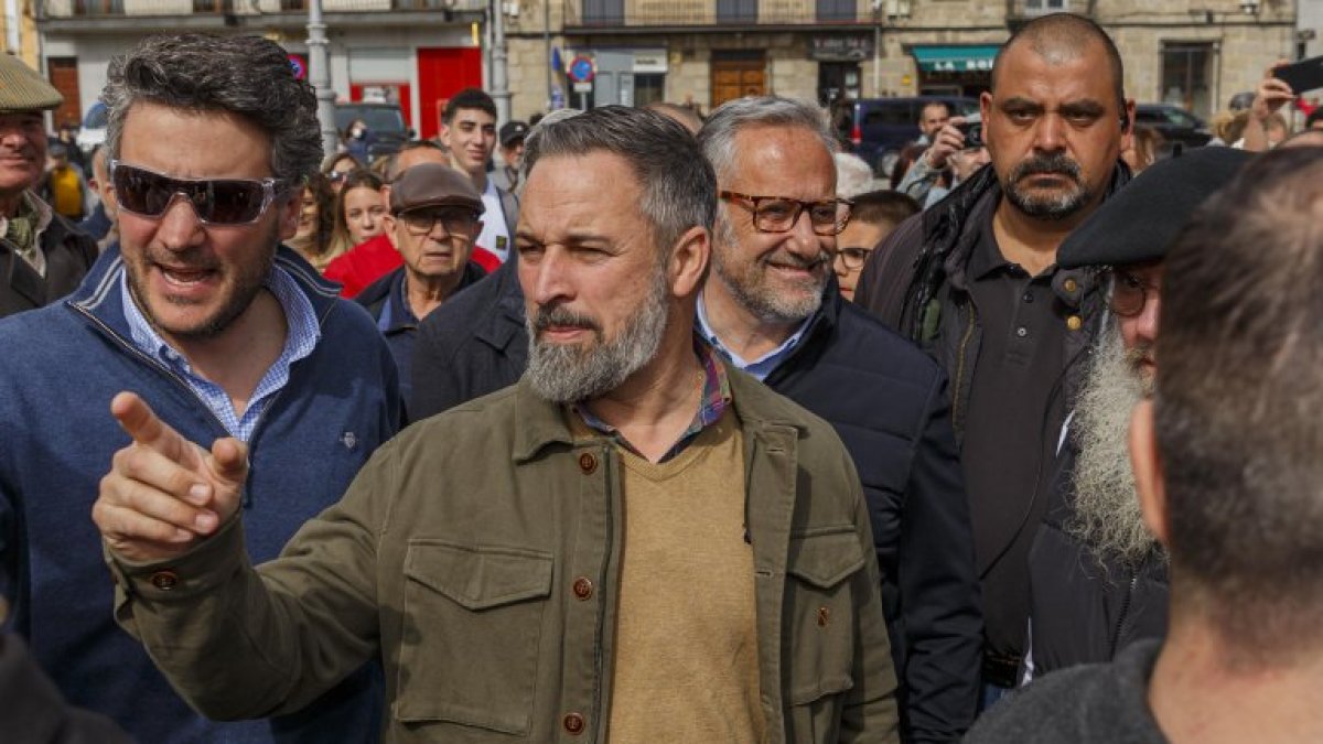 El líder de Vox, Santiago Abascal, y el candidato a la Presidencia de la Junta, Carlos Pollán, participan en un acto preelectoral en El Espinar (Segovia)