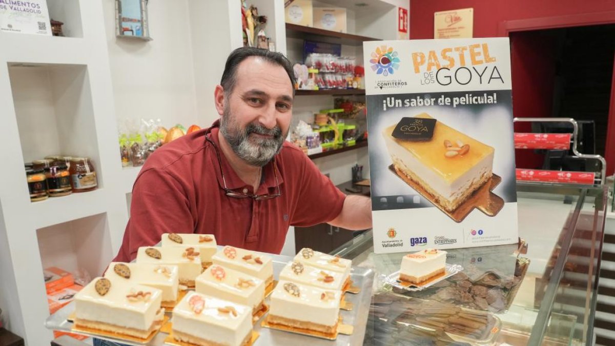 Vitín con el pastel dedicado a Los Goya