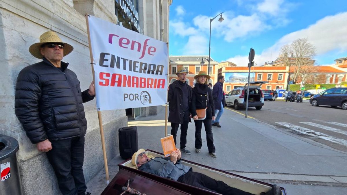 Protesta de unos vecinos de palacios de Sanabria por la eliminación de paradas de AVE en Sanabria.