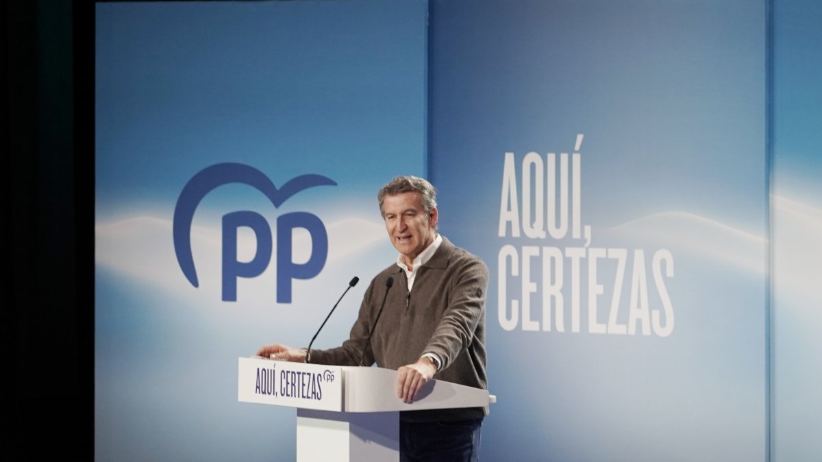 El presidente del PP, Alberto Núñez Feijóo, participa en un acto en Ávila durante la segunda jornada de la campaña electoral