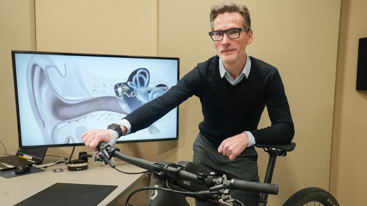 El vallisoletano Iván Pérez Tomillo junto a la  bicicleta con la que entrena