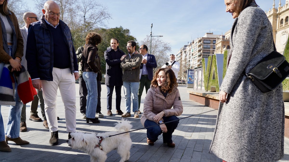 Ayuso junto a Carnero en la plaza Zorrilla de Valladolid