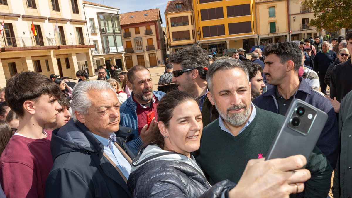 El líder de Vox, Santiago Abascal, visita Almazán acompañado del candidato a la Junta, Carlos Pollán.
