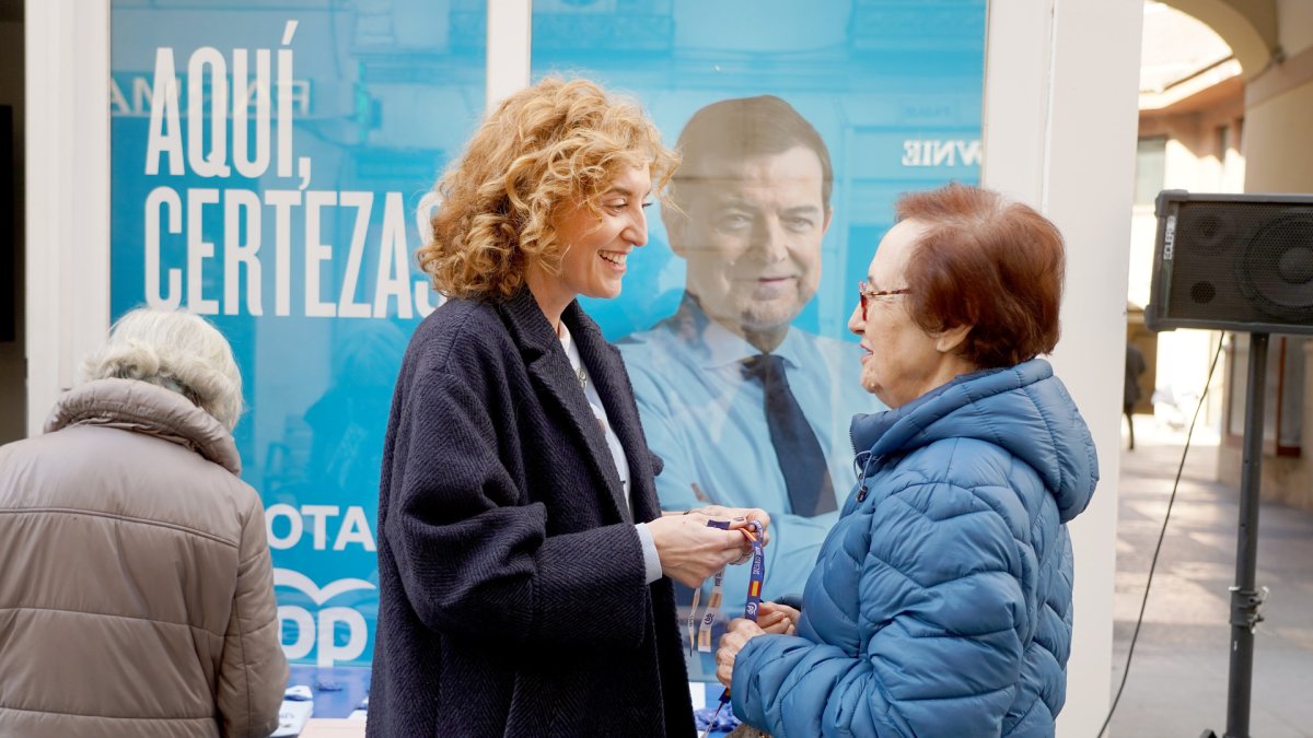 La candidata número uno por Valladolid del Partido Popular, María Pardo, visita la sede de campaña del partido, ubicada en la calle Santiago.