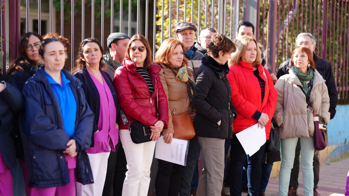 El Comité de Empresa de Sanidad, Familia e Igualdad de Oportunidades se concentra para reclamar el mantenimiento de la plantilla de Técnicos de Atención Directa del centro.