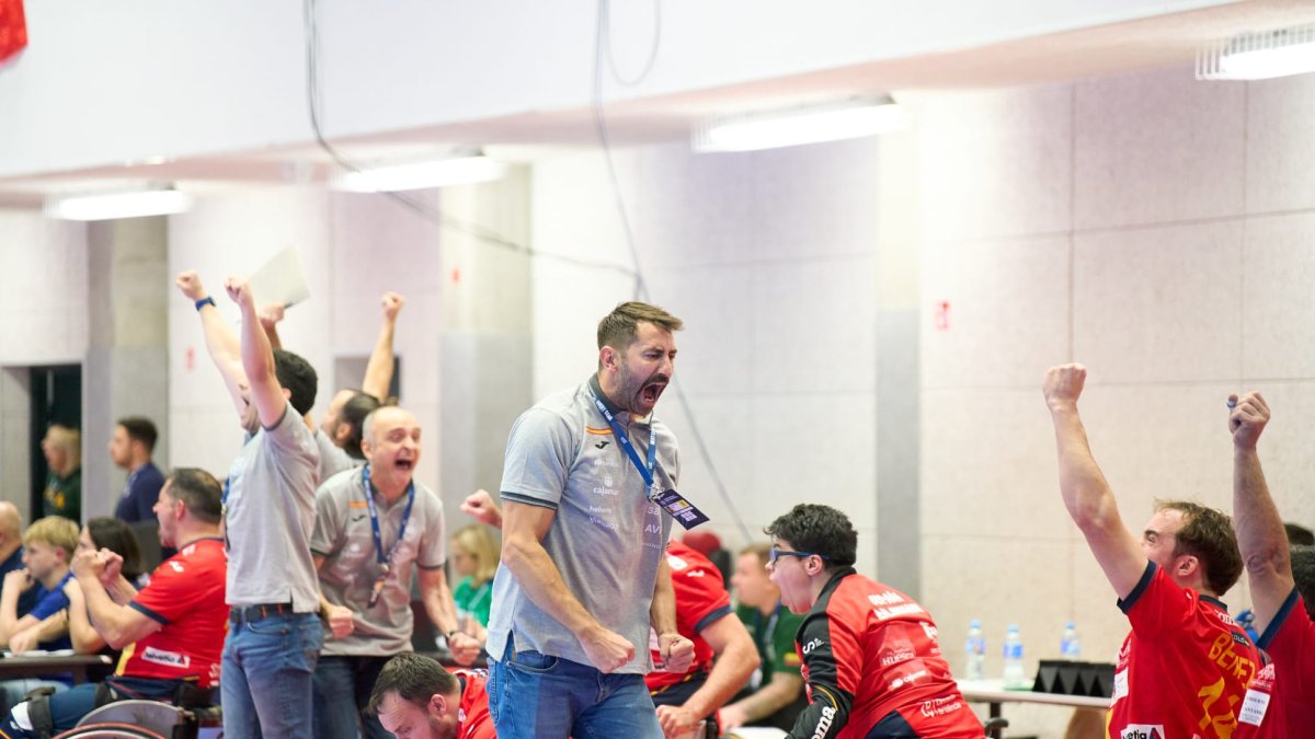 Óscar Perales celebrando una victoria de la selección española.