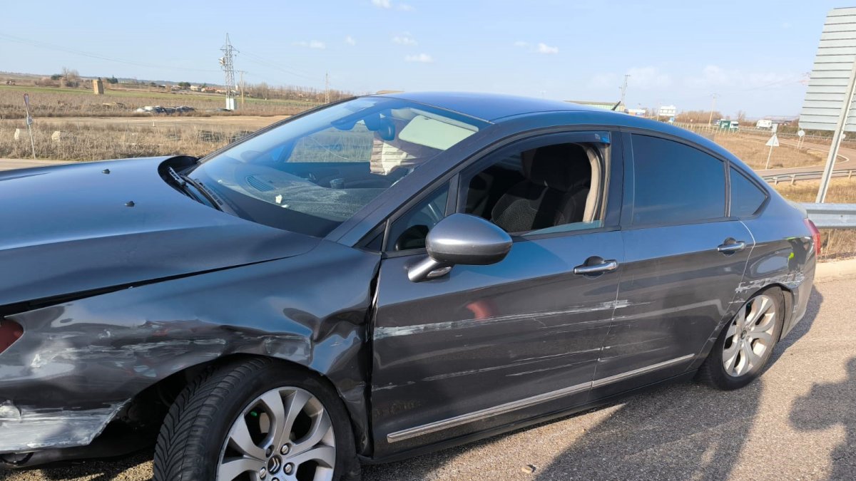 Vehículo siniestrado en Corcos del Valle (Valladolid).