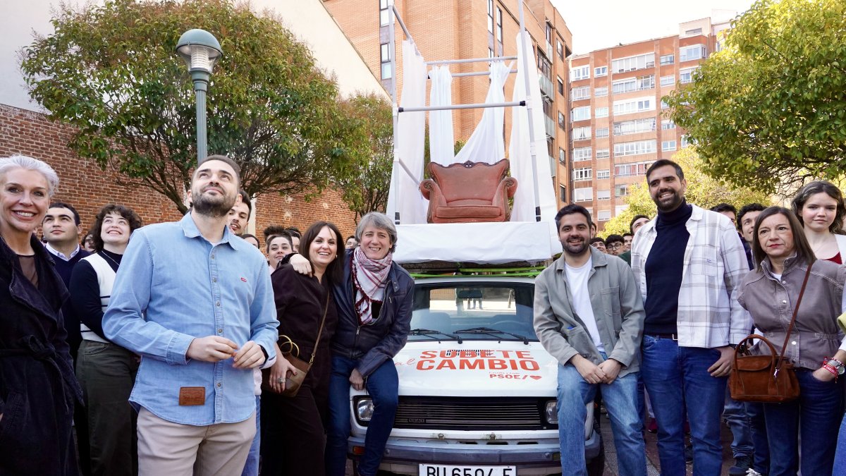 PATRICIA GÓMEZ URBÁN Y CARLOS MARTÍNEZ, CON EL PAPAMÓVIL