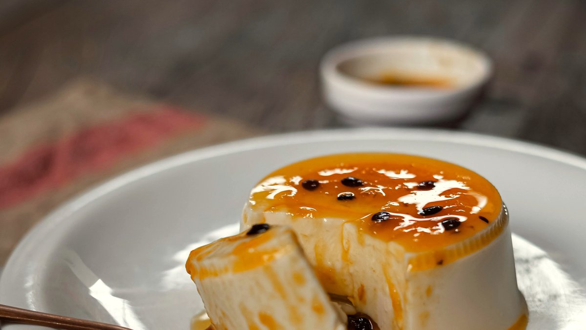 PANACOTA CON GLASEADO DE NARANJA Y PEPITAS DE CHOCOLATE NEGRO