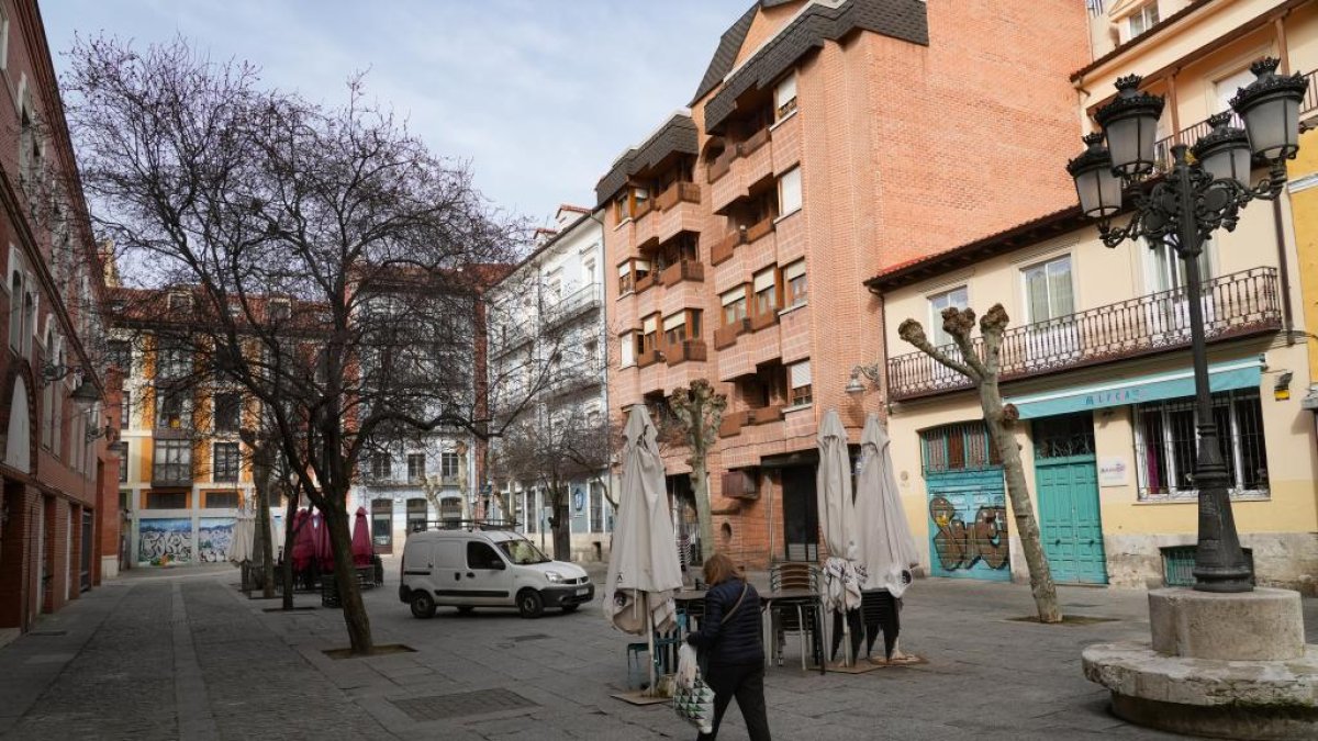 Sillas y mesas de algunas terrazas de Cantarranas, declarada zona acústicamente saturada.