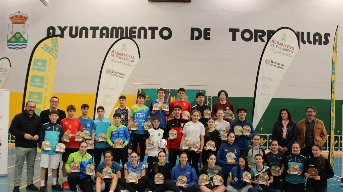 Foto de familia con los deportistas que subieron al podio en Tiordesillas en las categorías Sub15 y Sub19.