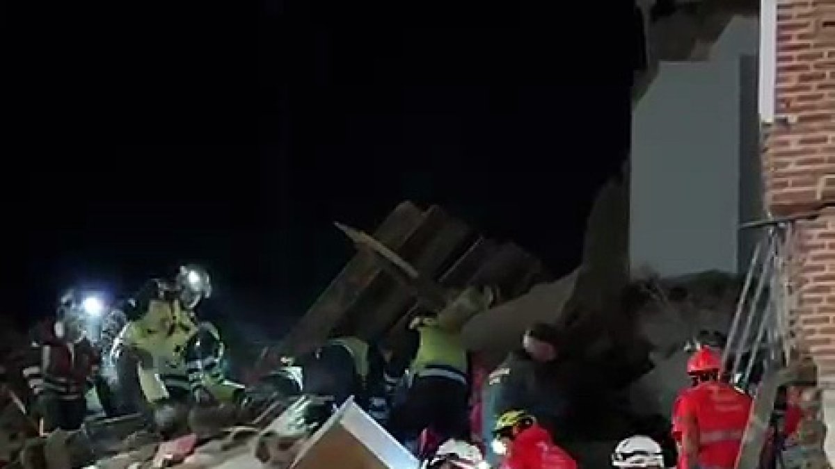 El vídeo muestra el momento en que los servicios de emergencias sacan a la mujer de 70 años