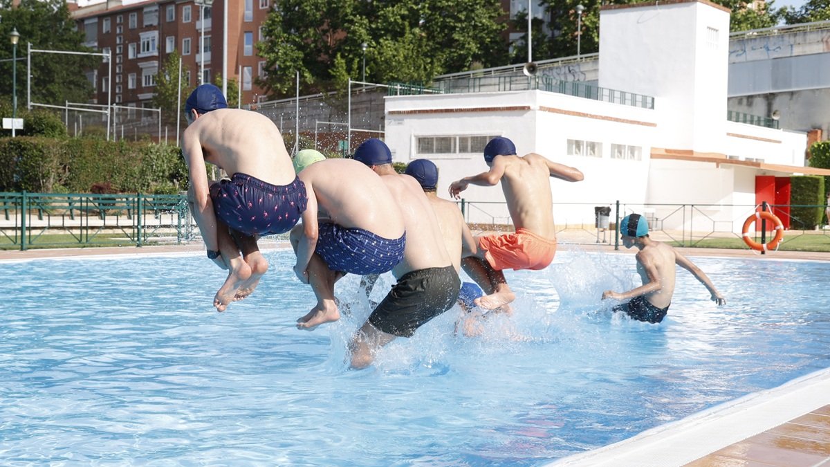 Grupo de amigos se divierte en una piscina de Valladolid, en una imagen de archivo.
