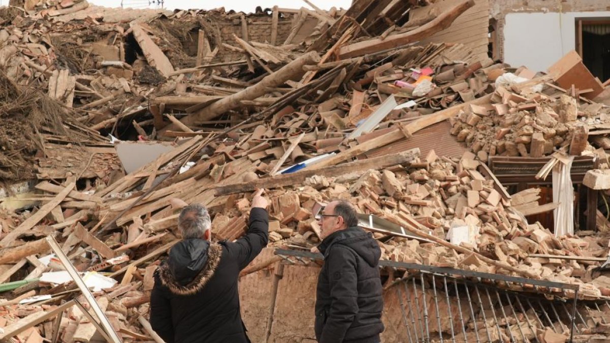 Derrumbe de una vivienda en la plaza Mayor de Siete Iglesias de Trabancos