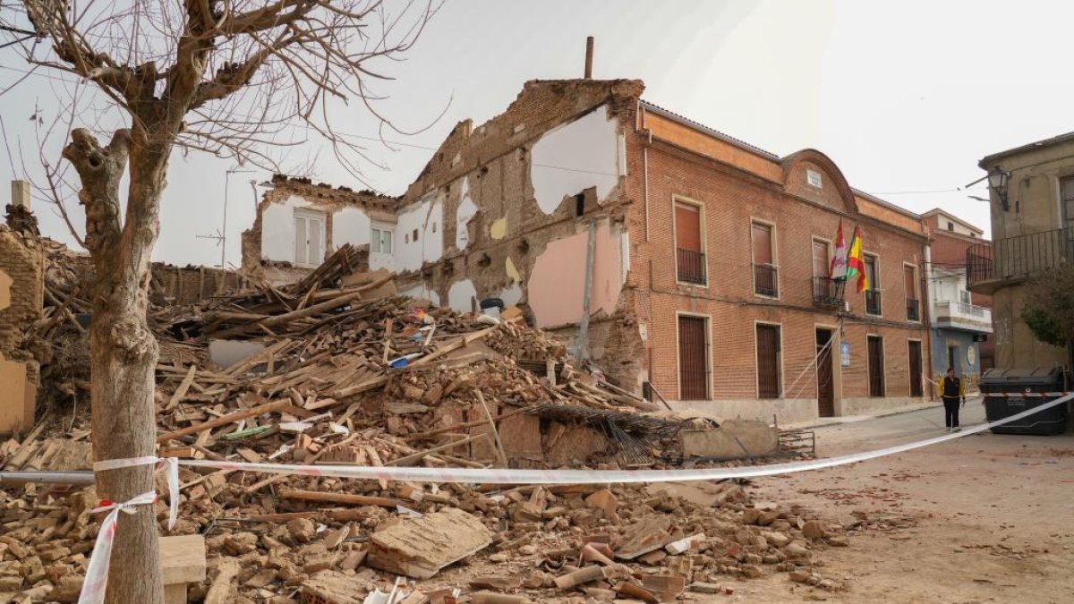 Derrumbe de una casa en la plaza Mayor de Siete Iglesias de Trabancos