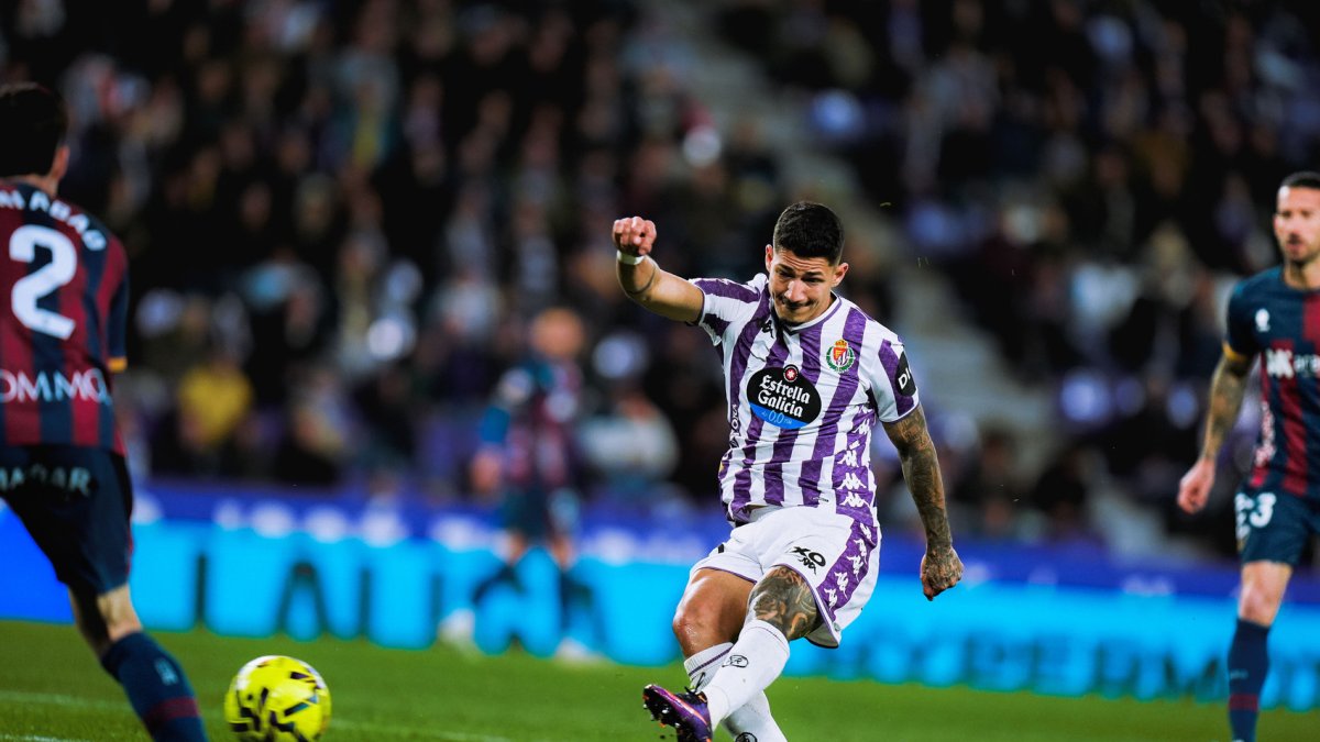 Marcos André chuta a puerta en la acción del gol al Huesca.