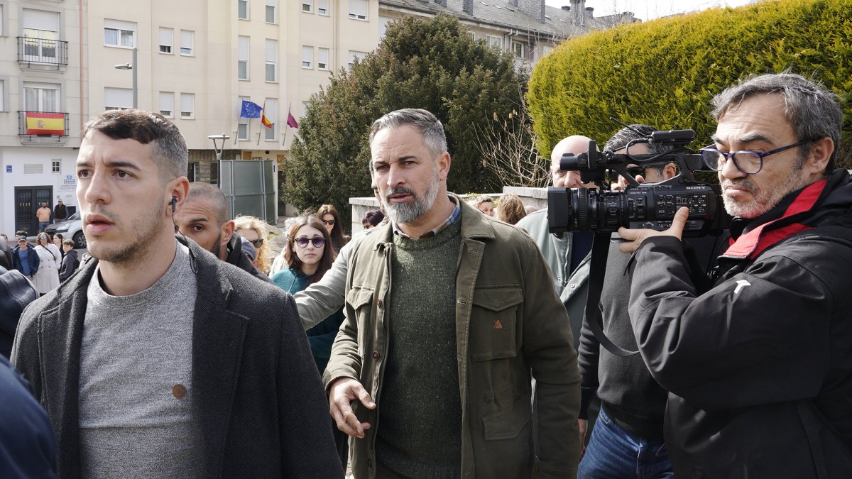 El lider de Vox, Santiago Abascal, durante su visita a Villablino (León)