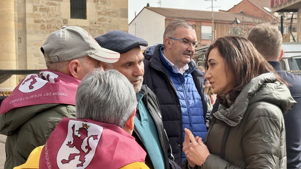 La candidata de Unión del Pueblo Leonés a las Cortes de Castilla y León, Alicia Gallego, durante su visita a la localidad leonesa de Valencia de Don Juan