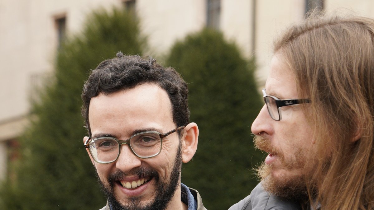 El candidato de Podemos-Alianza Verde a la Presidencia de la Junta de Castilla y León, Miguel Ángel Llamas, junto a Pablo Fernández