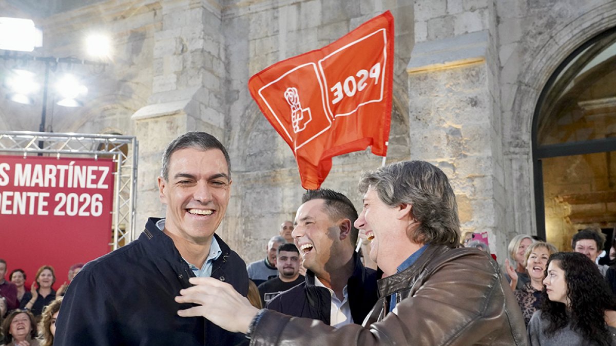 Pedro Sánchez, Daniel de la Rosa y Carlos Martínez Mínguez se ríen en el inicio de campaña en la capital burgalesa.
