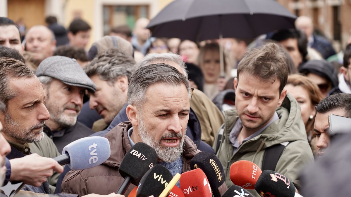 El presidente de Vox, Santiago Abascal, ofrece declaraciones a la prensa, en la Plaza Mayor de la localidad vallisoletana de Cigales