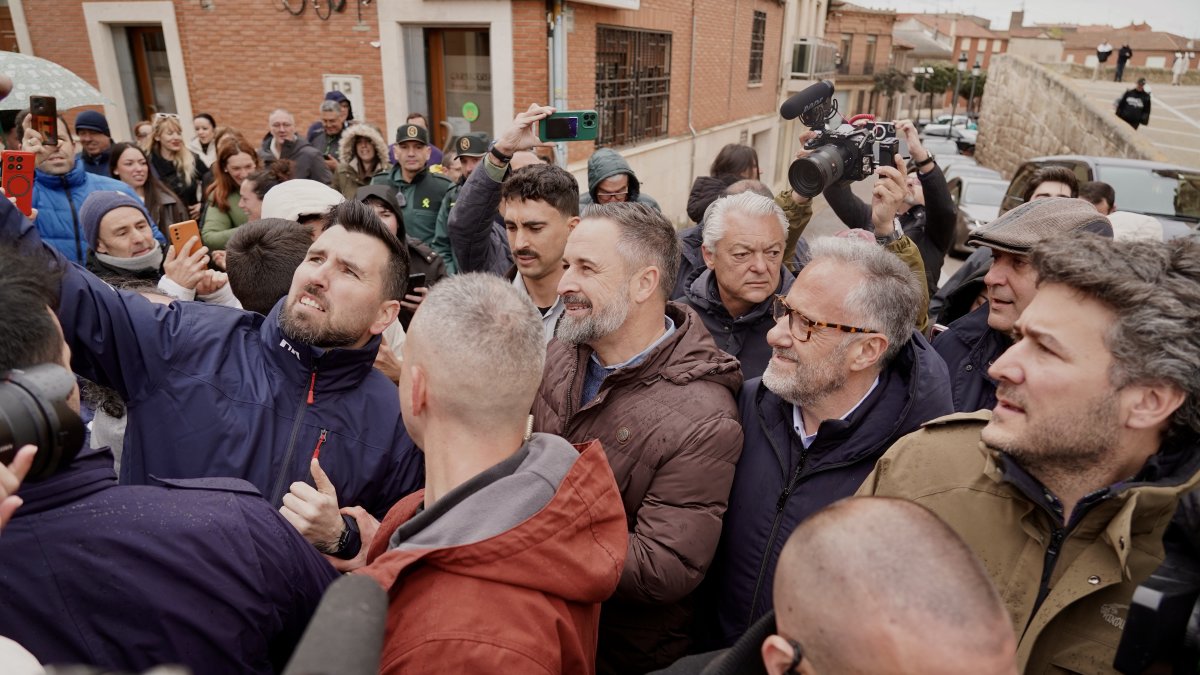 El presidente de Vox, Santiago Abascal,junto a Carlos Pollán en Cigales.
