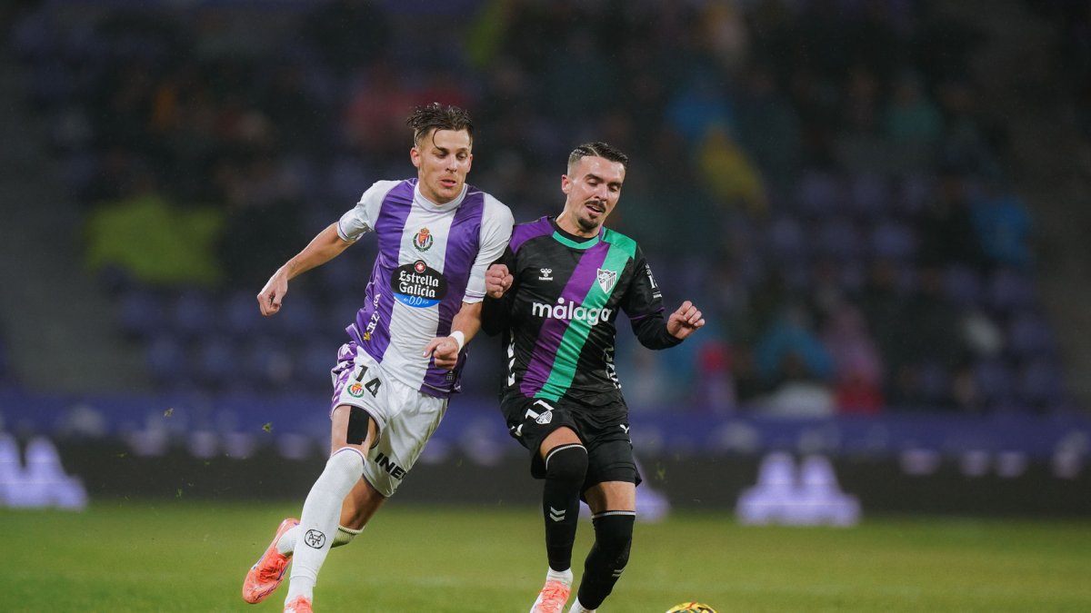 Alejo realiza un a carga legal sobre Muñoz para quitarle el balón, en el partido de la primera vuelta.