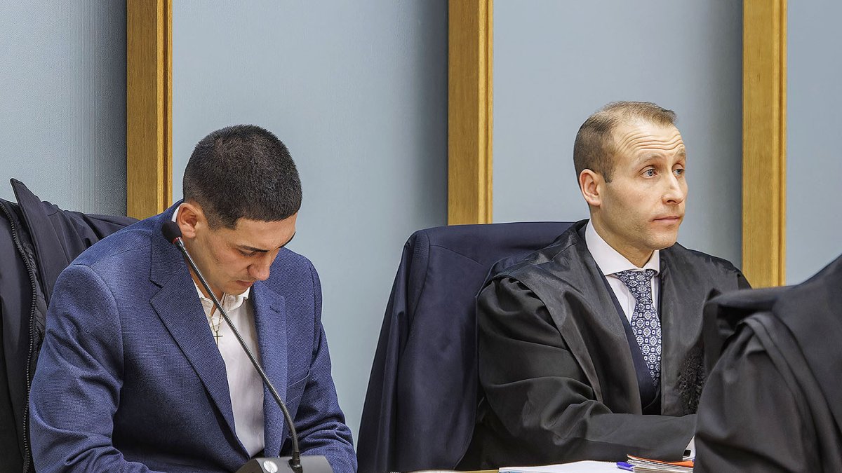 José Luis Novoa, junto a su abogado, durante el juicio