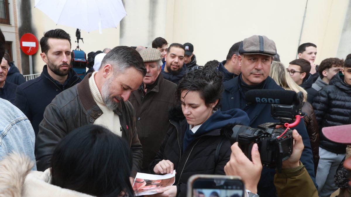 El presidente de Vox, Santiago Abascal, ofrece declaraciones a la prensa, en el Mirador del Alcázar de Toro (Zamora).