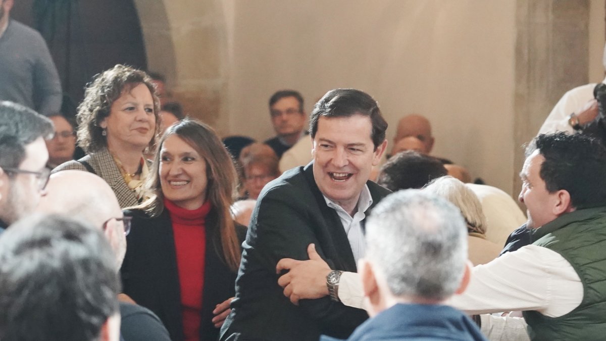 El candidato del Partido Popular de Castilla y León a la reelección como presidente de la Junta, Alfonso Fernández Mañueco, participa en un acto electoral en Soria.