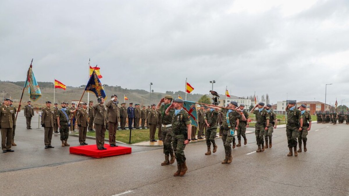 Acto militar en la base de El Empecinado con motivo del aniversario de la creación del Regimiento de Caballería 