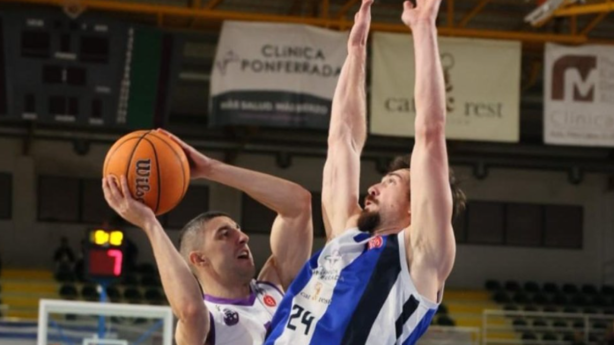 Pablo Marín en el partido de la primera vuelta ante Ponferrada.