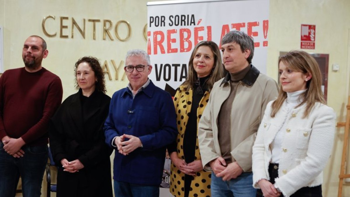 Los candidatos de Soria ¡Ya! atienden a los medios minutos antes de comenzar su acto de campaña.