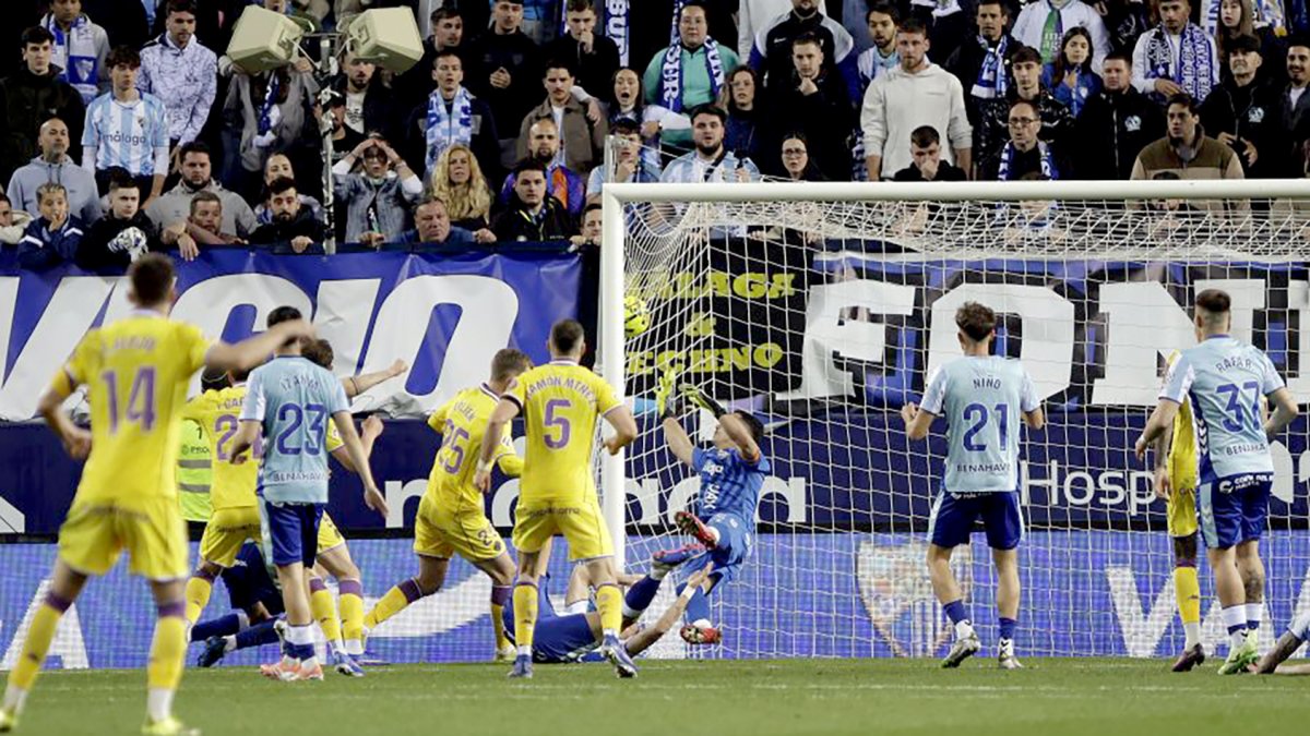 Minuto 92: gol de cabeza de Latasa que supuso el 3-3 y rescatar un punto en la visita del Real Valladolid a La Rosaleda.