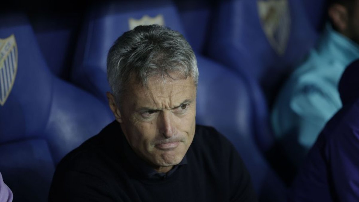 Fran Escribá en el banquillo de La Rosaleda.