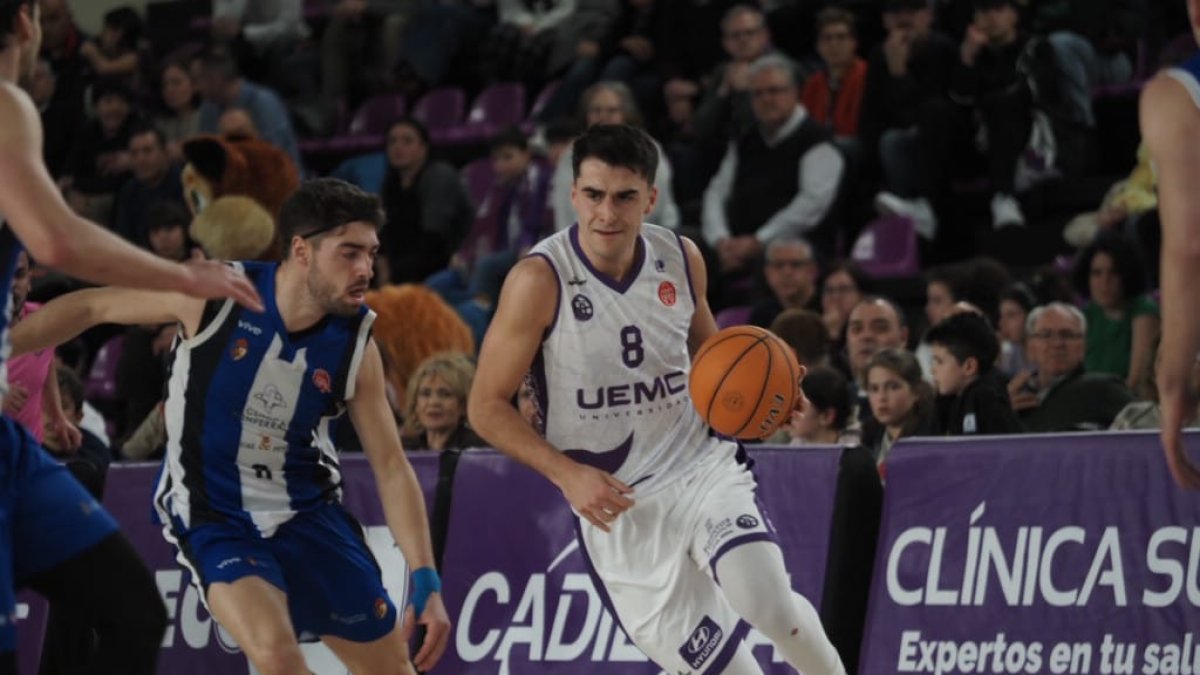 El debutante Querejeta subiendo el balón en juna transición.