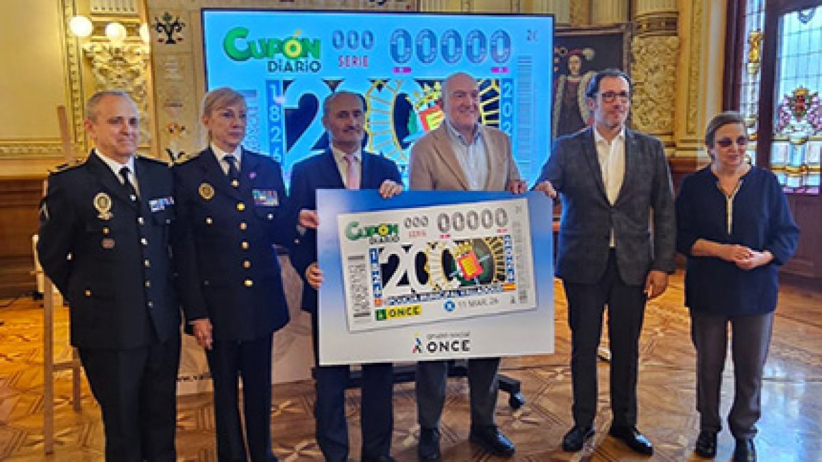 El delegado de ONCE en Castilla y León, Ismael Pérez, y el alcalde de Valladolid, Jesús Julio Carnero, entre otros, en la presentación del cupón.