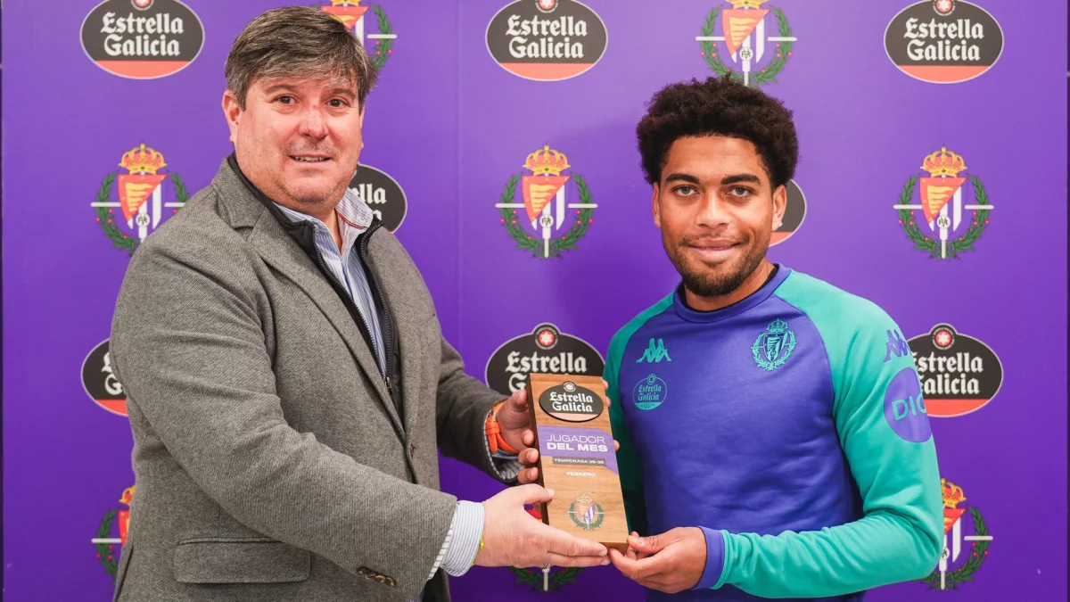 Ponceau recoge su premio como mejor jugador blanquivioleta de febrero.