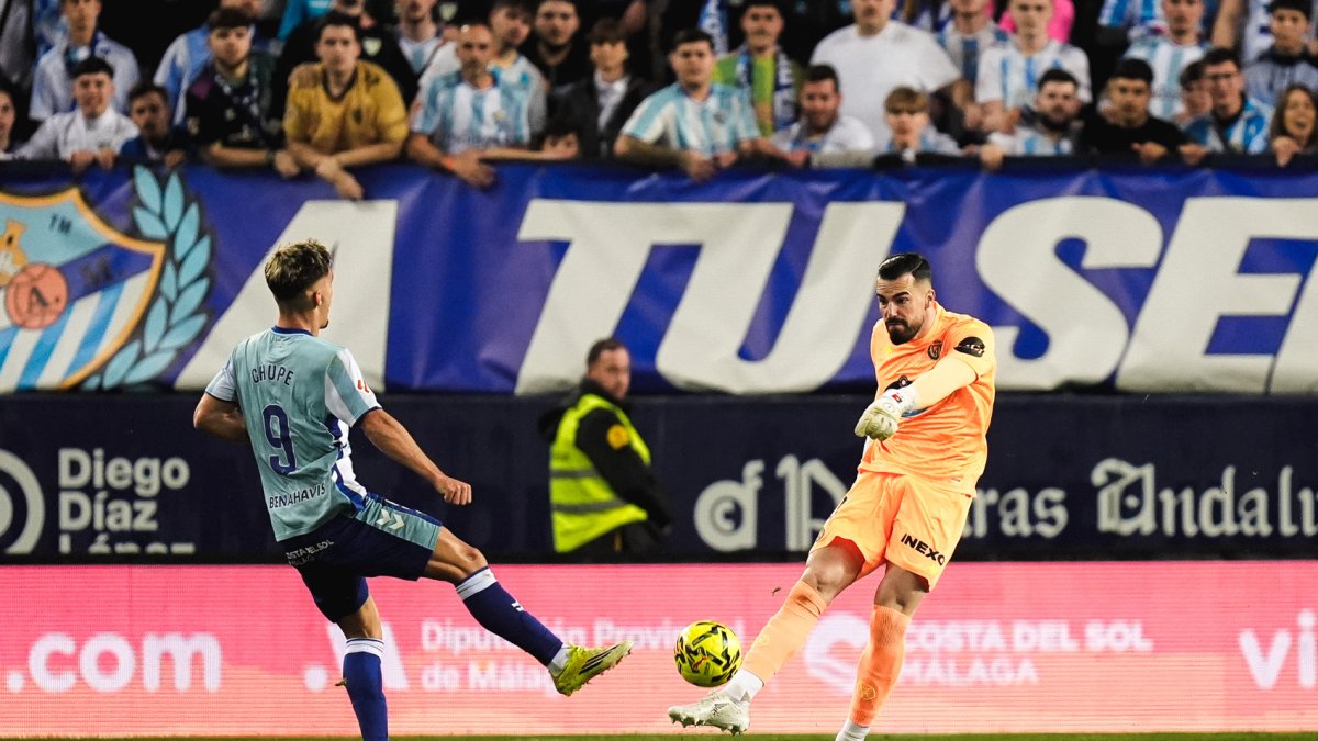 Guilherme despeja el balón ante el malacitano Chupe.