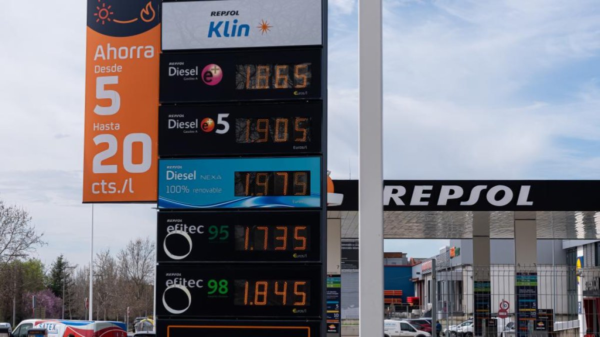 Estación de Repsol situada en la avenida de Salamanca, con los precios de este miércoles por la mañana.