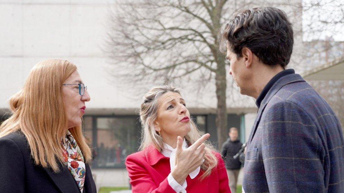 La ministra de Trabajo, Yolanda Díaz, y el candidato de la coalición IU, Sumar y Equo, Juan Gascón, mantienen un encuentro con comités de empresa en ERE o deslocalización.