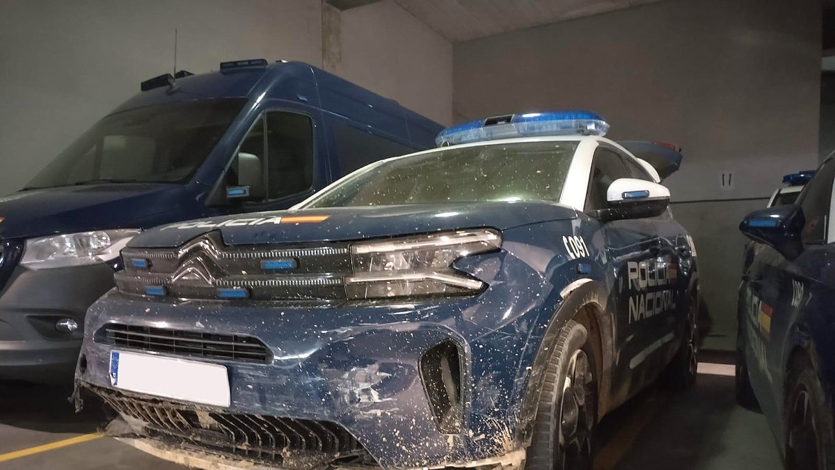 Estado de uno de los coches de la policía tras la persecución.