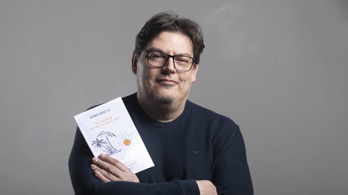 Boris Rozas posa junto a su nuevo poemario.