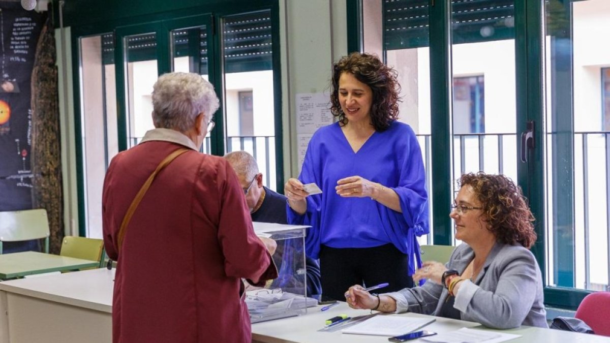 Imagen de archivo de una mujer votando en un colegio electoral.