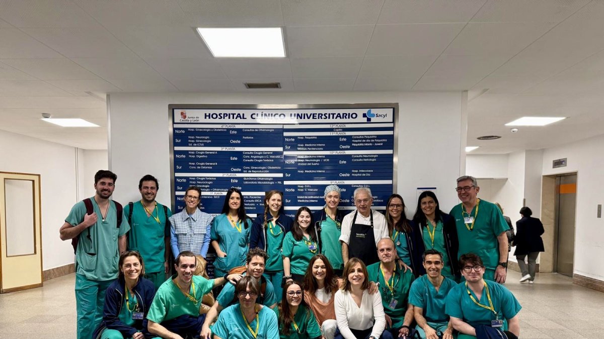 El equipo del hospital Clínico junto a Raúl Otazo