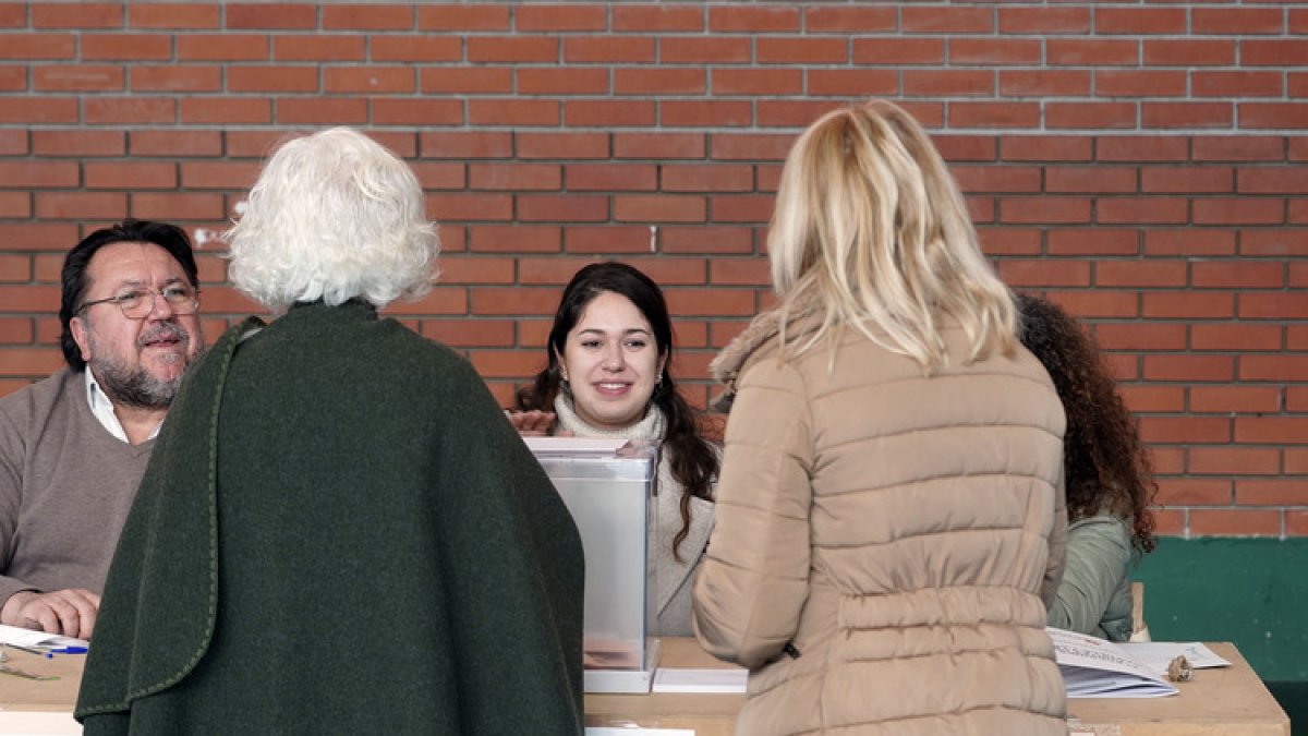 Dos electoras votan en un colegio electoral de Valladolid.