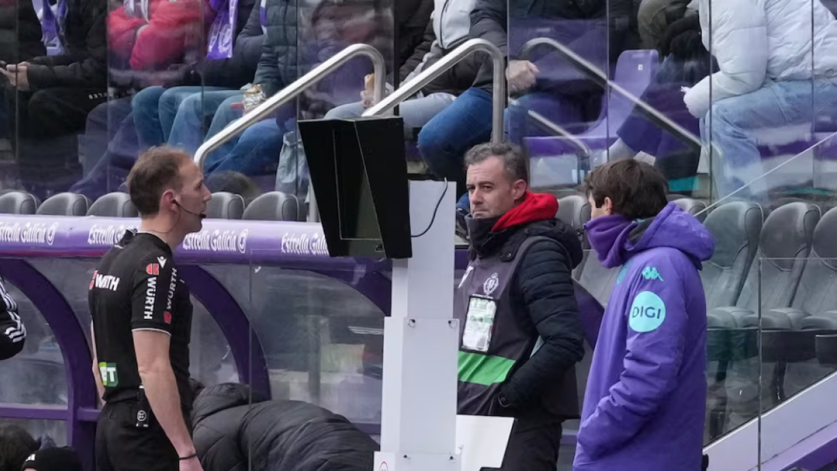 Sánchez López en el VAR en el Valladolid - Albacete.
